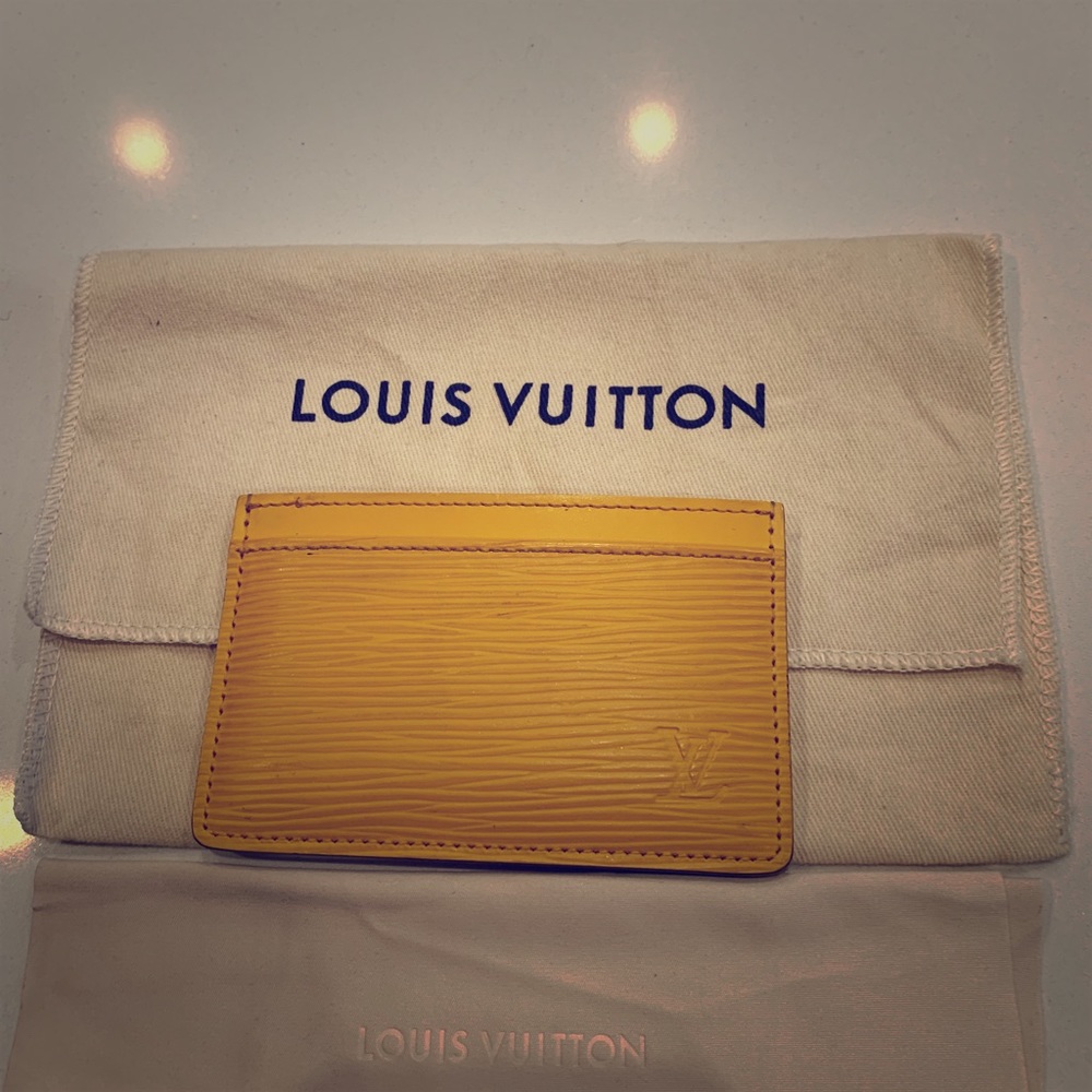 Louis Vuitton M60327 Card holder in Epi leather